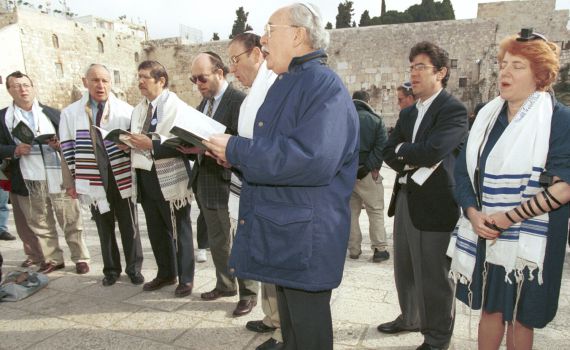 הקונסרבטיבים יאשרו קבלת לא-יהודים לבתי הכנסת