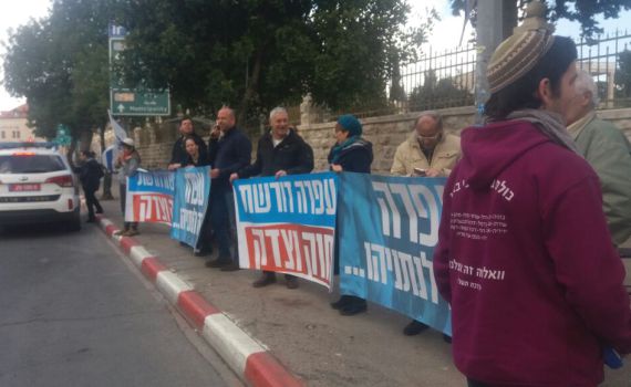 קבלת שבת מול בית רוה"מ: עפרה מחכה לנתניהו