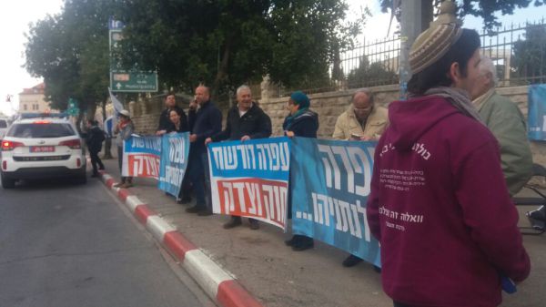 קבלת שבת מול בית רוה"מ: עפרה מחכה לנתניהו