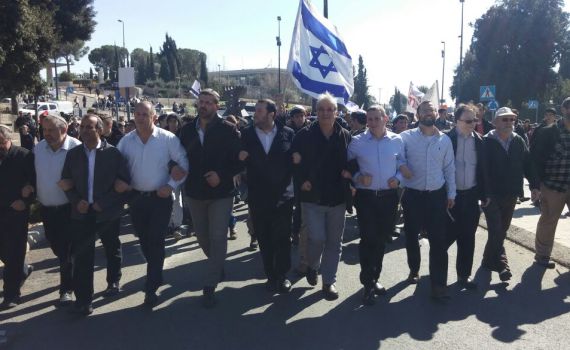 צפו: החלו ההצבעות על חוק ההסדרה; בחוץ אלפים מפגינים