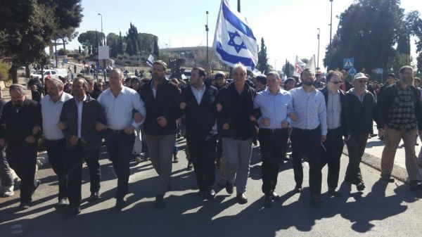 צפו: החלו ההצבעות על חוק ההסדרה; בחוץ אלפים מפגינים