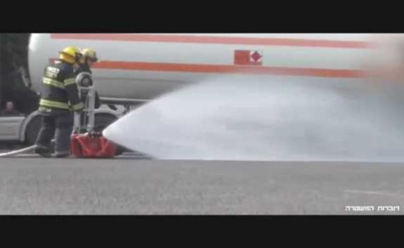 כביש 443 נסגר בשל תאונה במעורבות משאית גז. צפו