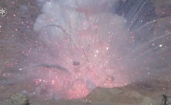 תיעוד מרהיב: המשטרה פוצצה 10 טון זיקוקים