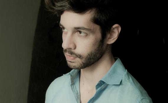 הזמר שי גבסו בשיר פרידה מהשפה העברית