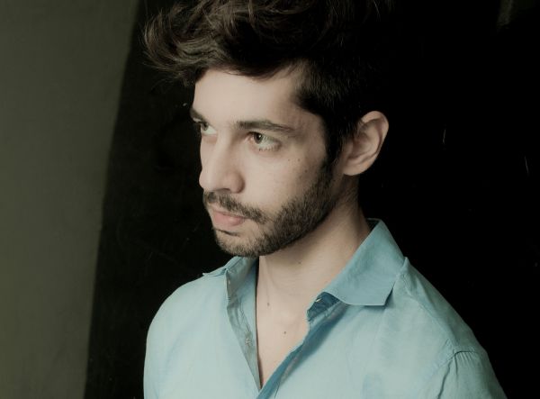 הזמר שי גבסו בשיר פרידה מהשפה העברית