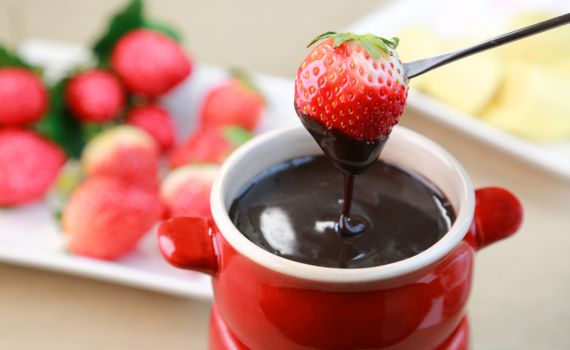 היום מותר לכם לחגוג: מתכון לפונדו שוקולד מריר