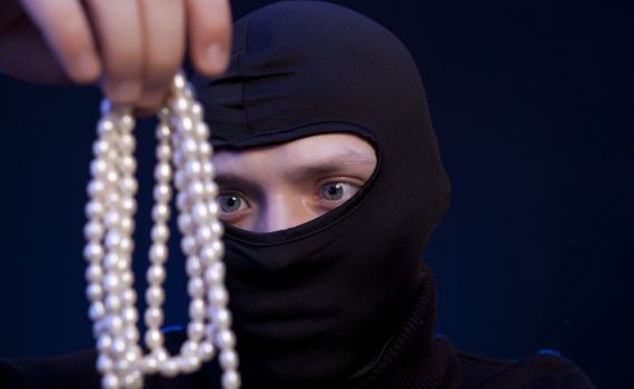 רחובות: שדד שרשראות מזקנות ונתפס. צפו