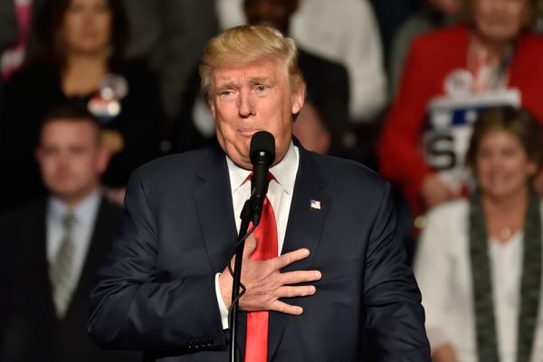 הפדיחה הקולינרית בהשבעה של דונלד טראמפ