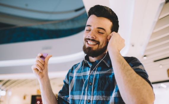 מיהו האמן שהמופע שלו עולה-חיוך גדול?