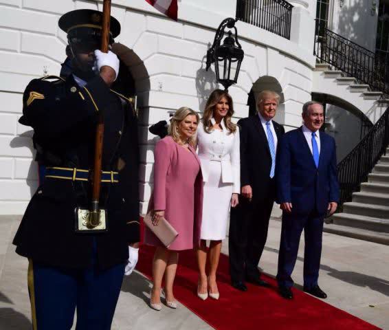 משעשע: מה עשו כדי שביבי וטראמפ יהיו באותו הגובה?