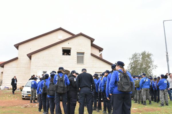 הורסים בתים בעפרה: בבית היהודי עסקים כרגיל