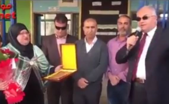 צפו: המורה מטייבה מקבלת אות הצטיינות