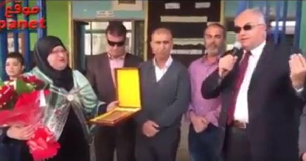 צפו: המורה מטייבה מקבלת אות הצטיינות