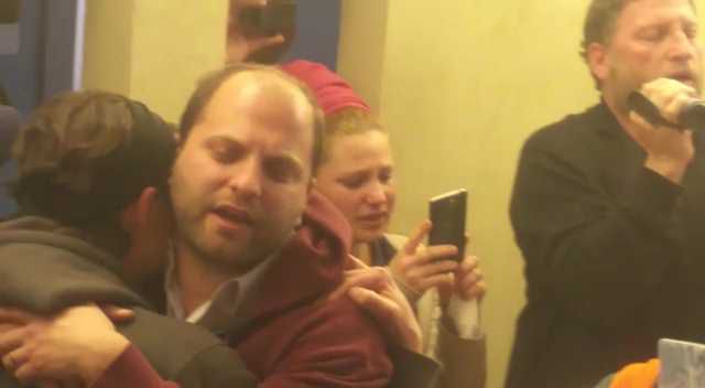 מרגש: המפנים והמפונים שרים 'התקוה' ובוכים