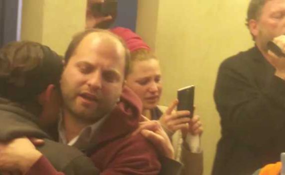 מרגש: המפנים והמפונים שרים 'התקוה' ובוכים