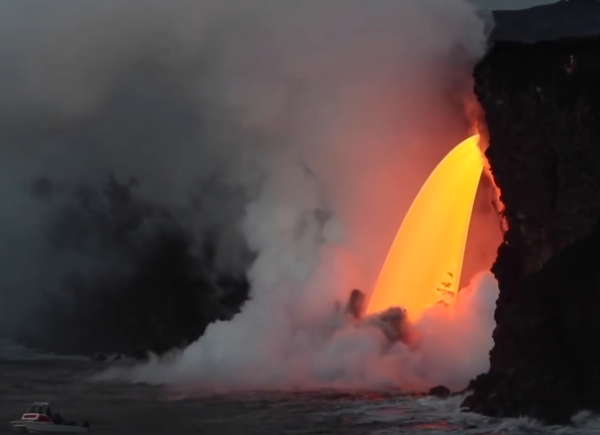 אש ומים יחד: צפו במחזה הטבע שהדהים את העולם