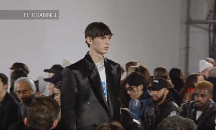 האם מעצב העל לוקח השראה ממאה שערים?