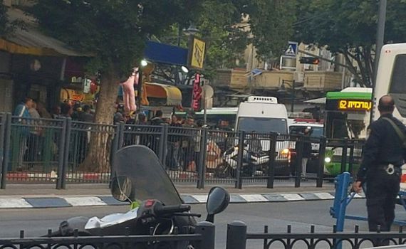 פיגוע ירי ודקירות בפתח תקווה: 4 פצועים