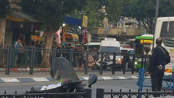 פיגוע ירי ודקירות בפתח תקווה: 4 פצועים