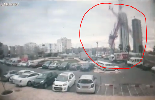 תיעוד מפחיד: המנוף קורס ורומס כל מה שבדרך; צפו