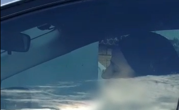 צפו: השוטרים נדהמו: ברכב נוהגת אישה ישנה