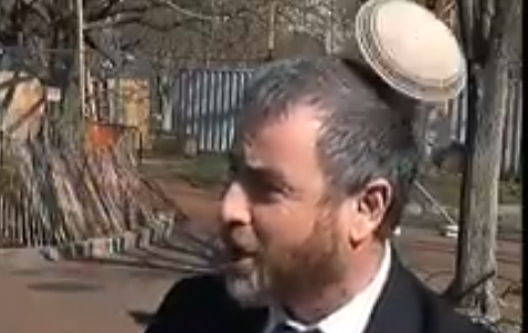 צפו: מה עשה ריקלין כשעפה לו הכיפה במהלך ראיון?