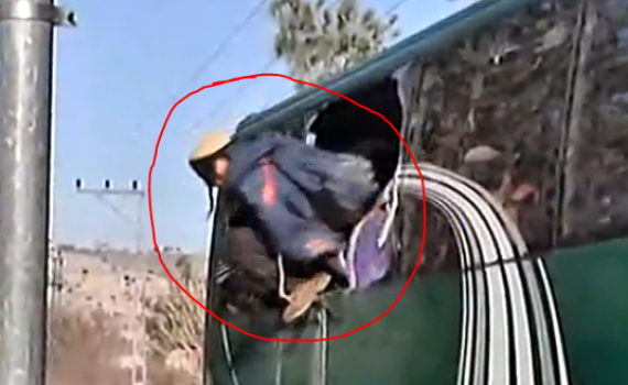 צפו: המתבצרים ניפצו את שמשות האוטובוס ונמלטו