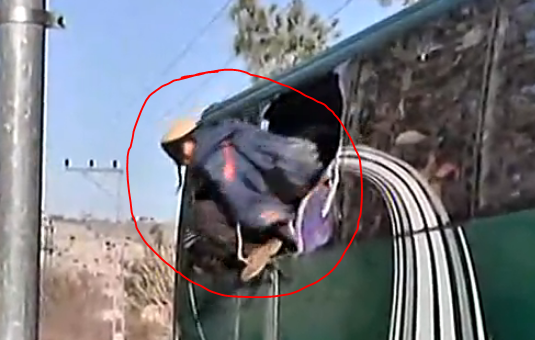 צפו: המתבצרים ניפצו את שמשות האוטובוס ונמלטו