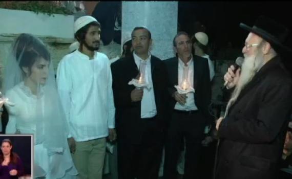 צפו: הרב והחתן מברכים את החשודים בהצתה בדומא