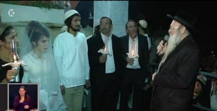 צפו: הרב והחתן מברכים את החשודים בהצתה בדומא