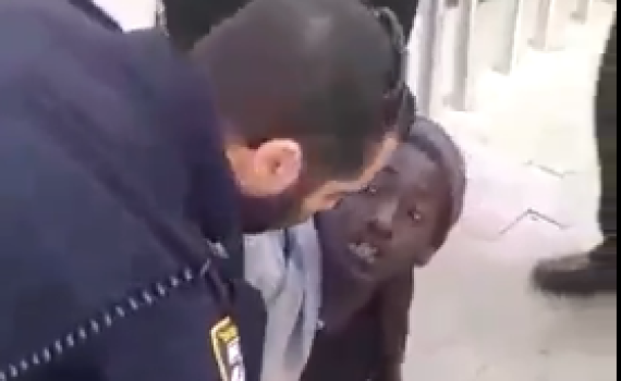 בגלל כלב: צפו: צעיר יוצא אתיופיה הותקף ע"י שוטרים