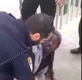 בגלל כלב: צפו: צעיר יוצא אתיופיה הותקף ע"י שוטרים