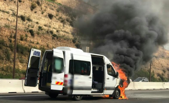 כמעט אסון: רגע אחרי שהנכים הורדו, האוטו בער