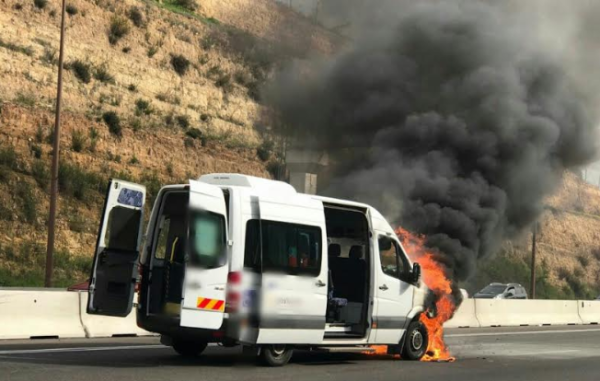 כמעט אסון: רגע אחרי שהנכים הורדו, האוטו בער