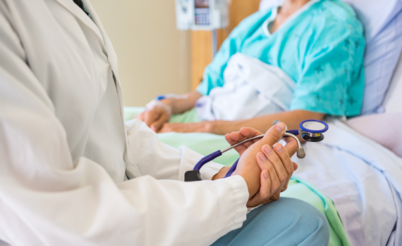 התינוק מת כי הבעל התנגד שגבר ינתח את אשתו