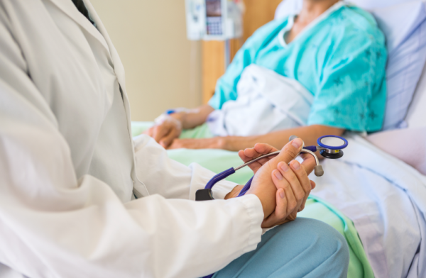 התינוק מת כי הבעל התנגד שגבר ינתח את אשתו