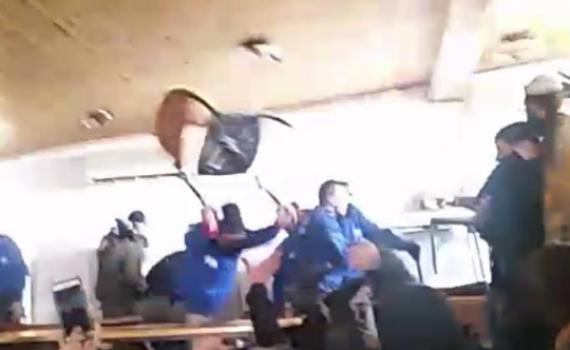 צפו: שוטר משליך כיסא על נערים בעמונה