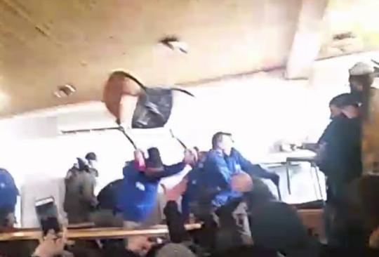 צפו: שוטר משליך כיסא על נערים בעמונה