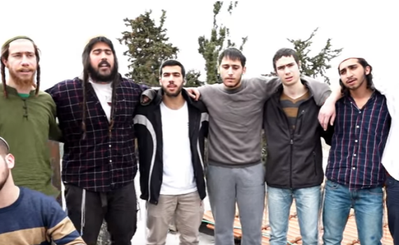 צפו: ראש ישיבת ההסדר מנגן בשיר מחווה לעפרה