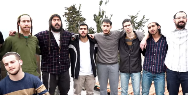 צפו: ראש ישיבת ההסדר מנגן בשיר מחווה לעפרה