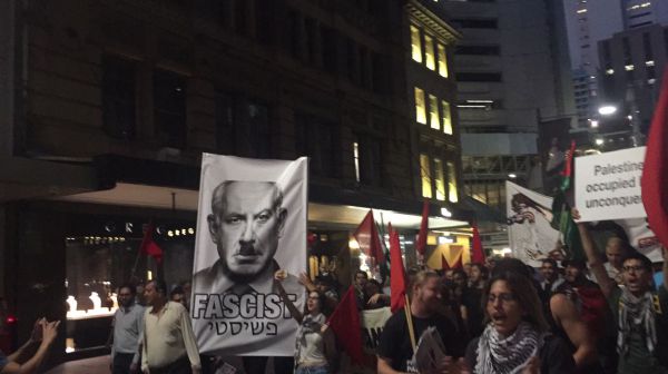 כעת באוסטרליה: אנטישמים מפגינים נגד ביקור נתניהו