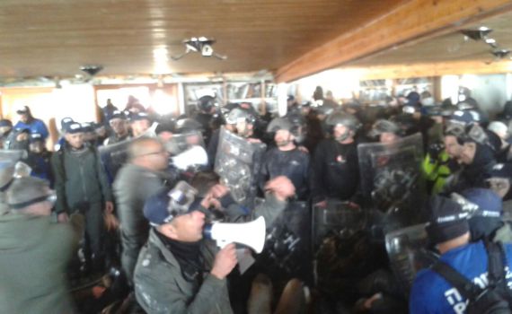 פינוי בית הכנסת: "חוליגנים המבזים את היהדות"