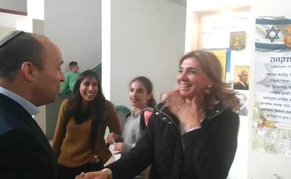 צפו: כשבנט הפתיע את מנהלת בית הספר