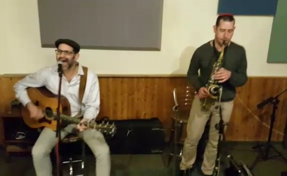 הצצה ראשונה לחדר החזרות של יוני גנוט