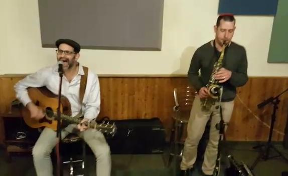 הצצה ראשונה לחדר החזרות של יוני גנוט