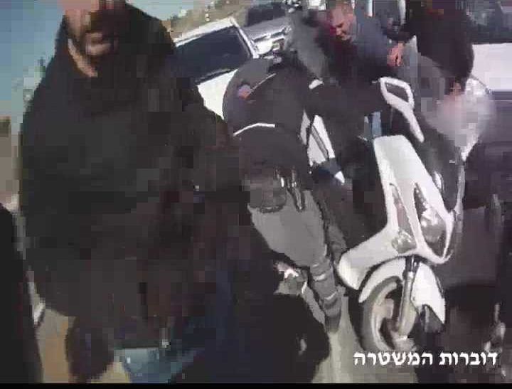 צפו: מעצר נהג קטנוע כשעל גופו עשרות מנות הירואין