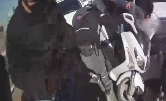 צפו: מעצר נהג קטנוע כשעל גופו עשרות מנות הירואין