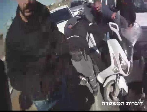 צפו: מעצר נהג קטנוע כשעל גופו עשרות מנות הירואין