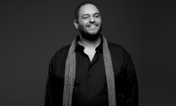 שווה שמיעה: שי צברי שר לאונרד כהן