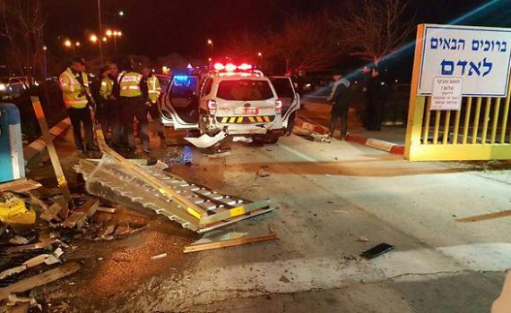 פיגוע דריסה: המחבלת דהרה לתוך הניידות; צפו